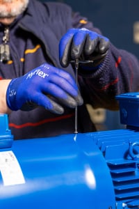 Motore aperto in fase di revisione sul banco