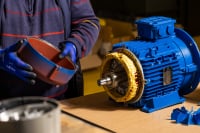 Tecnico durante il montaggio della servoventilazione CMS