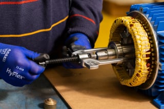 Lavorazione dell'albero motore con estrattore dedicato