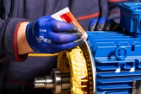 Lavorazione manuale sugli avvolgimenti del motore