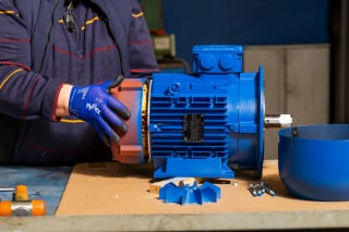 Motore industriale aperto durante la revisione completa