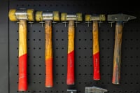 Mazze e utensili da lavorazione in officina