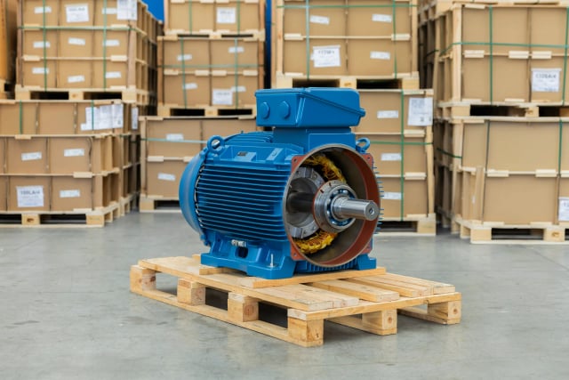Motore elettrico WEG W22 aperto su pallet in magazzino