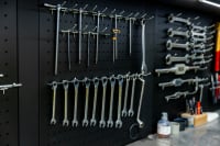 Bacheca attrezzi dell'officina CMS Motori Elettrici